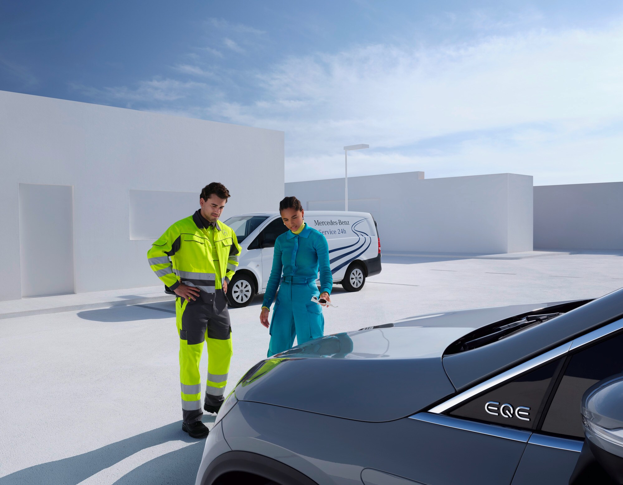 Damage and Breakdown | Mercedes-Benz Man from the Mercedes-Benz Service24 support Team standing with woman in front of her Mercedes-Benz
