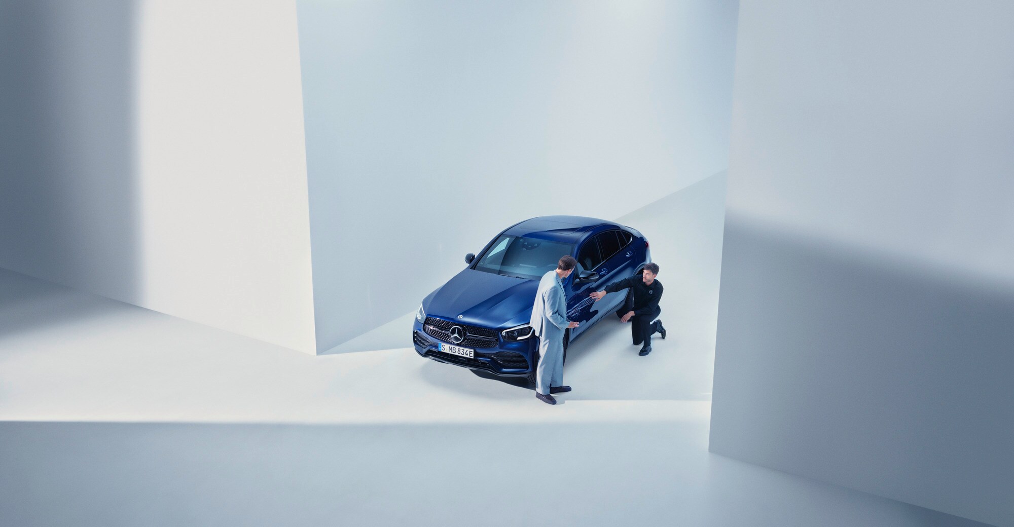 Damage and Breakdown | Mercedes-Benz Man from the Mercedes-Benz support Team kneelig by a damaged Mercedes-Benz