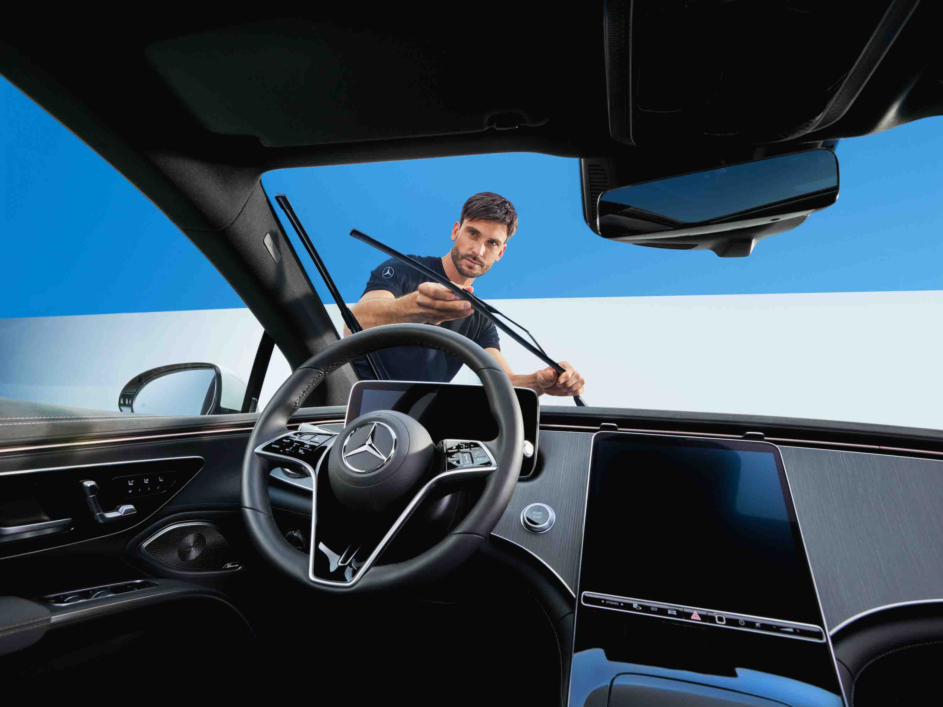 Windscreen wipers | Mercedes-Benz A person adjusting the windscreen wipers of the Mercedes-Benz vehicle.